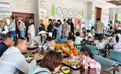 湖北赤壁：烟火暖胃，花香传情！赤壁市政府机关食堂解锁五一文旅“新打开方式”