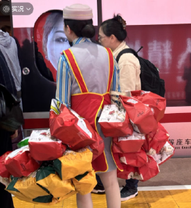身挂20份外卖，每个餐服员的“必修课”——记者探访汉口站揭秘“舌尖上的高铁”