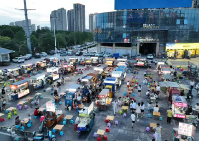 从“抢摊位”到“当股东”！云梦左岸夜市50摊主抱团干大事