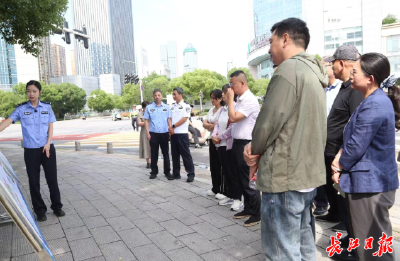 75名群众评议员实地查看民生问题整改成果，武汉开门教育请群众现场“阅卷”