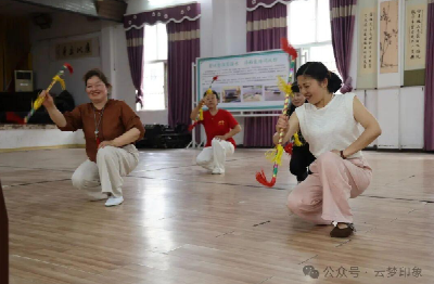 云梦：竹棍敲响百年乡愁 非遗舞动世代传承