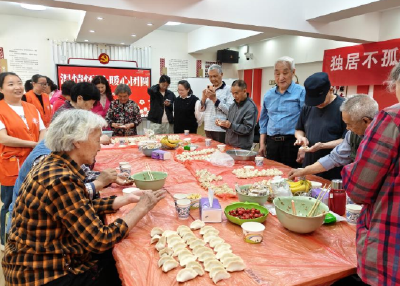 伍家岗区张家湾社区“花予夕阳”志愿队用真情筑起温馨港湾
“社区小棉袄”认亲23位独居老人