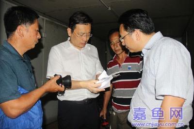 丁小强夜查值班值守与巡堤查险情况