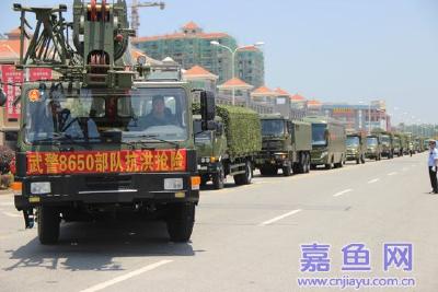武警8650部队赴我县抗洪 群众夹道欢迎