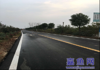 嘉鱼县农管所铺设扶贫路连通幸福路