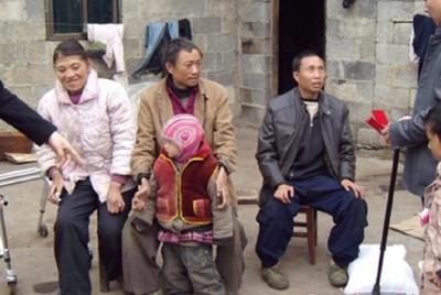 县残联慰问困难残疾人家庭