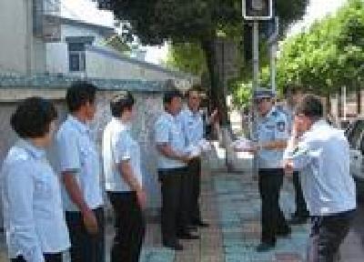 县城管执法局坚守一线整顿市容市貌