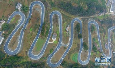 航拍湖北恩施十大拐公路 堪比“秋名山”