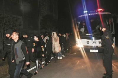 吸毒窝点藏身大冶偏僻农庄 警方突袭抓获52名瘾君子