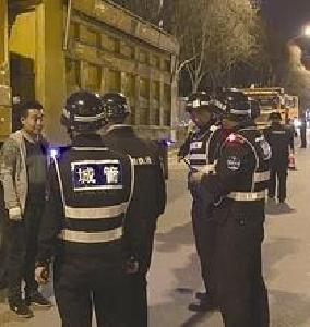 嘉鱼县城管执法局组织80余人夜巡 保城市安全