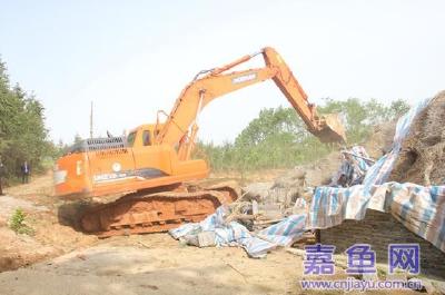 我县依法拆除16处违法建筑