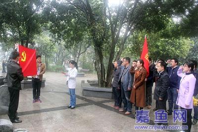 缅怀革命先烈县委组织部开展清明祭扫活动