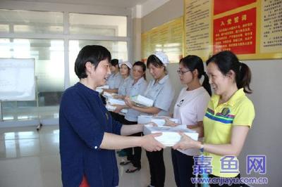 县总工会慰问单亲困难女职工和农民工子女