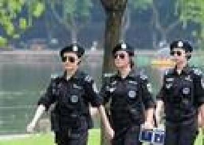 潘家湾镇夜间巡逻点亮“平安灯”