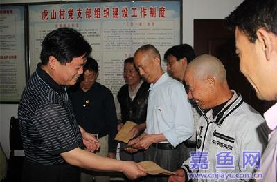 周辉庭观摩陆溪镇虎山村主题党日活动
