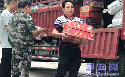 嘉鱼开发区爱心企业赴防汛一线慰问