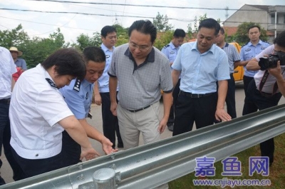省公安厅检查我县农村公路安防工程建设