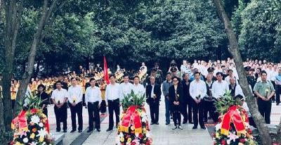 我县举行“烈士纪念日”缅怀先烈活动