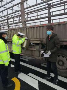 【一线写实】潘家湾交警：疫情在前交警不退  