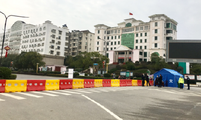 严把交通口 嘉鱼城管在行动