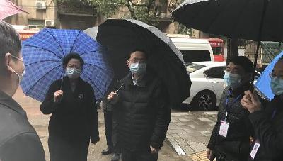 胡春雷调研鱼岳镇社区疫情防控工作