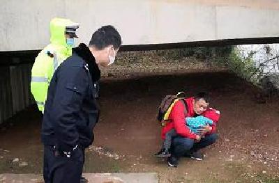 嘉鱼民警成功劝返怄气出走男子