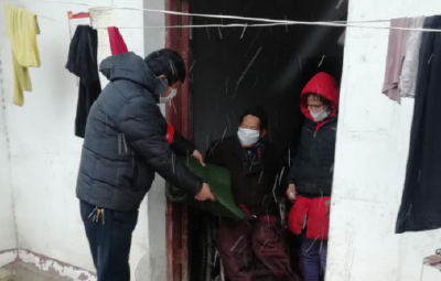 【党旗飘扬】雪中送“毯”情暖贫困户
