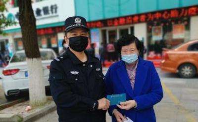 嘉鱼公安：细心巡逻捡到存折 16万元存款完璧归赵
