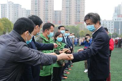 嘉鱼：授予94名援嘉医疗队员“荣誉市民”称号