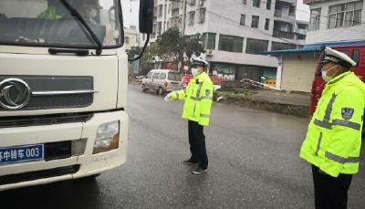 官桥交警：默默坚守一线