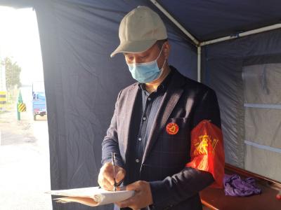 捐款、捐物、值守……这个小卡点上的“大老板”说，要做力所能及的事