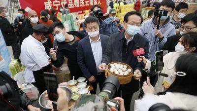 湖北嘉鱼：优选特色农产品寄送援鄂“白衣战士”