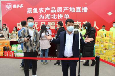 抖音网红“黑仔”为嘉鱼“带货直播”助兴