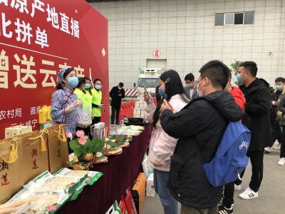 嘉鱼县委书记展示“藕断丝连”，为农产品“带货” 