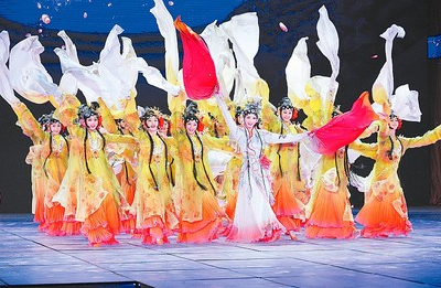 簰洲湾镇：文艺演出闹中堡 政策宣讲暖人心