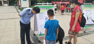 县公安局联合嘉鱼义工协会开展国际禁毒日宣传活动