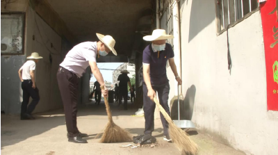胡春雷等县领导在梁家山社区参加爱国卫生活动  