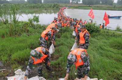 嘉鱼举行防汛抗洪军地联合实兵演练