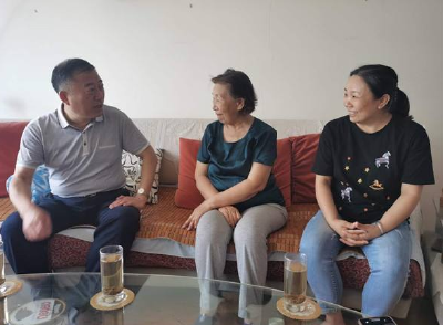 嘉鱼公安“七一”走访慰问党员并开展爱国卫生运动