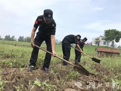 助家乡防汛，老板送水送钱还送人 