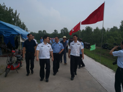 胡甲文来嘉检查督导防汛工作并看望慰问一线防汛抢险民警