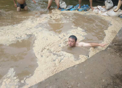 险情出现 这位河道堤防局长一头扎进了水中！