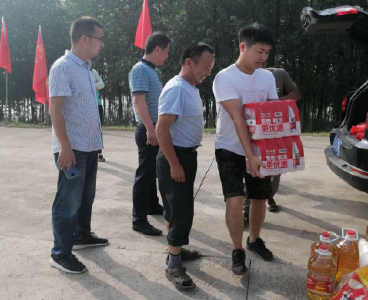 爱心人士慰问新街镇防汛值守人员