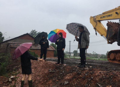 西湖围堤“守护者”周玉荣：闻汛立动 风雨中显担当！