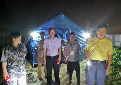 胡春雷夜巡簰洲湾长江大堤：齐心协力守护好群众家园