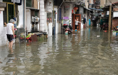 暴雨来袭 南街社区积极排涝救助群众