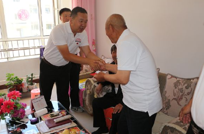 县供销社开展七一慰问高龄老党员活动