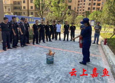 县住建局在居民小区开展消防安全培训演练