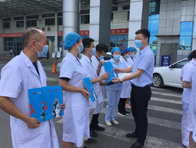 嘉鱼邮政向抗疫医务人员赠送《众志成城 抗击疫情》纪念邮票