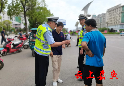 嘉鱼“一盔一带”主题宣传助力交通安全